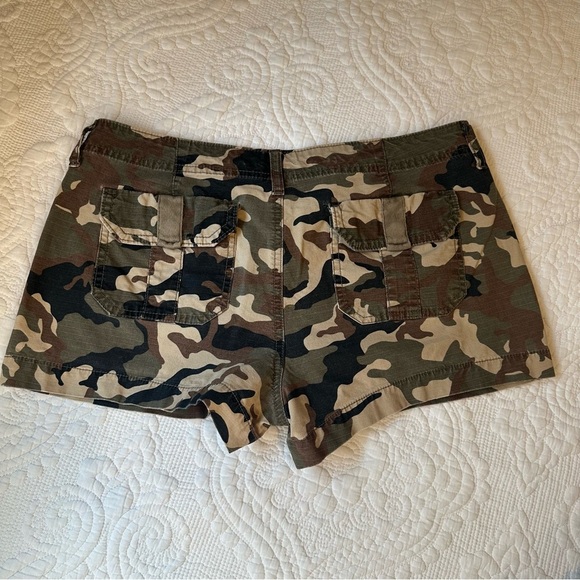 Arizona Jean Company Y2K Mini Shorts. Green Camo. Size: 9. - Picture 5 of 6